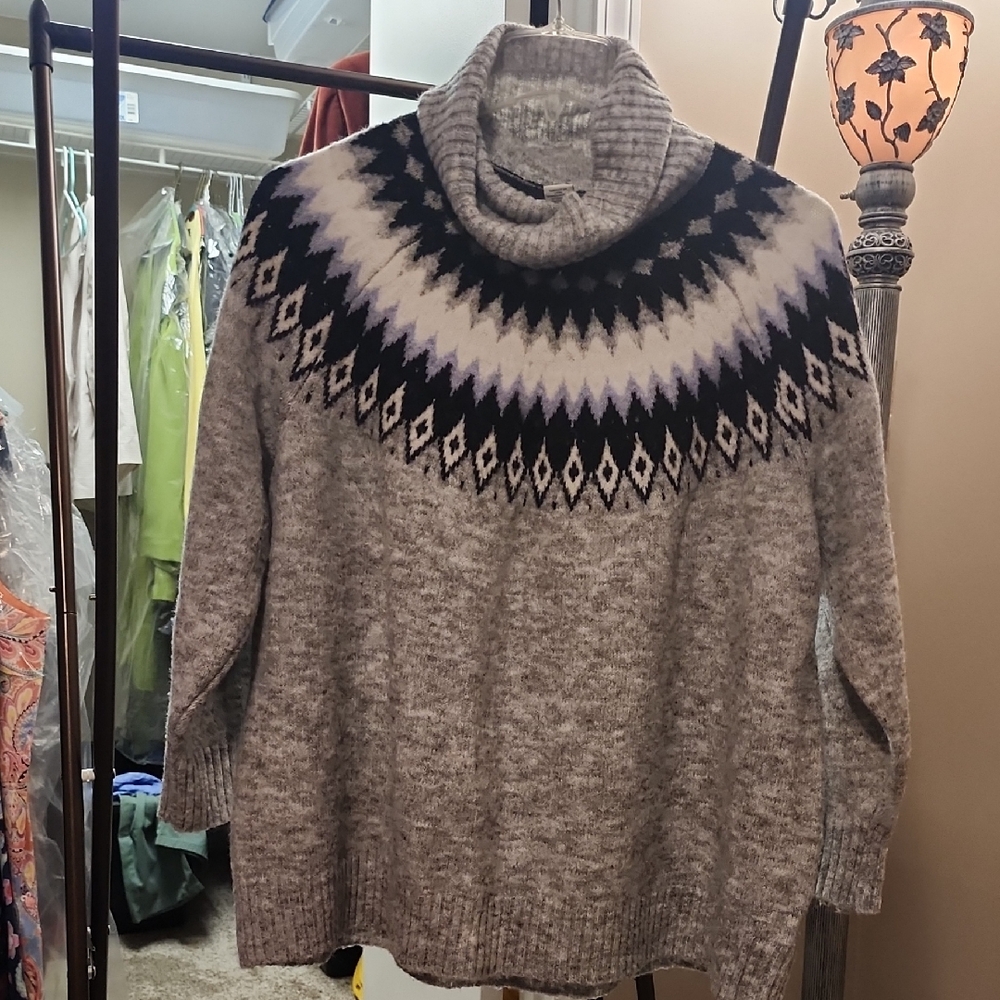 Elegant Gray and Black Patterned Turtleneck Sweater